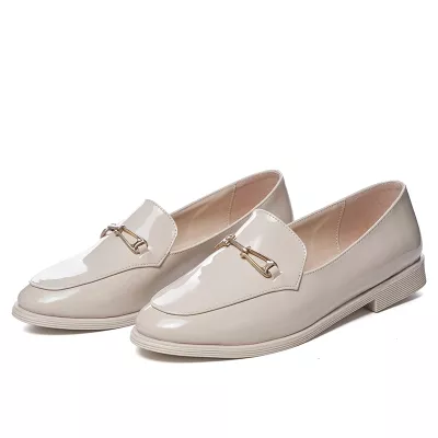 Mocassins en Vernies à Détail Métallique Doré – Élégance & Confort