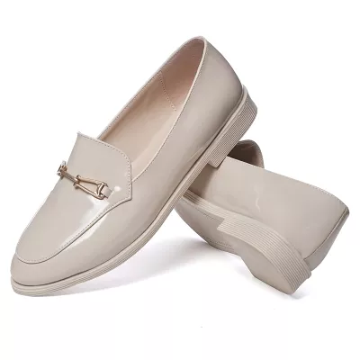 Mocassins en Vernies à Détail Métallique Doré – Élégance & Confort