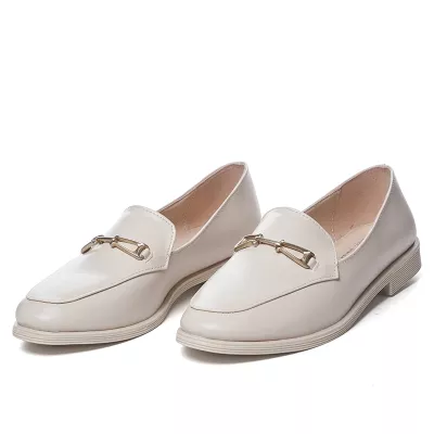 Mocassins en Vernies à Détail Métallique Doré – Élégance & Confort